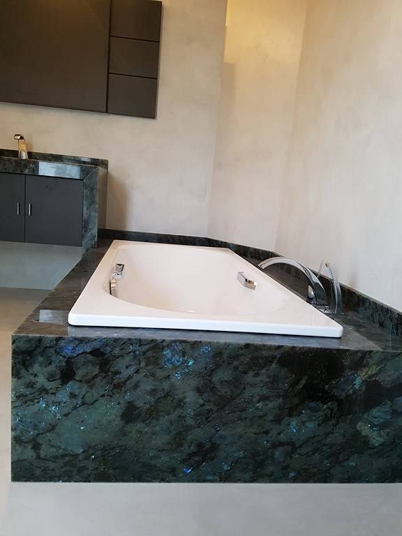 baignoire acier encastrée dans un habillage en marbre