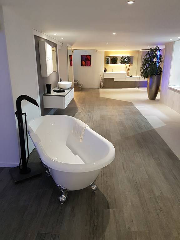 baignoire ilôt à pieds apparent genre retro avec mitigeur colonne noir