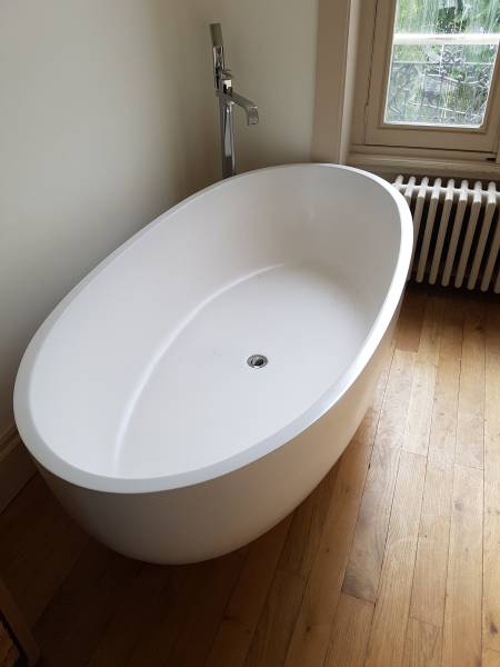 Baignoire îlot ovale avec colonne bain douche au sol