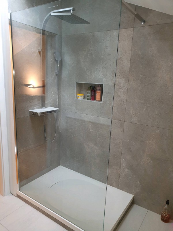 Installation de salle de bain et WC haut de gamme à Genas : qualité et design épuré