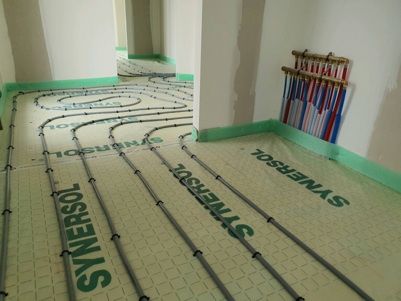 Ravoirage polyuréthane projeté pour plancher chauffant