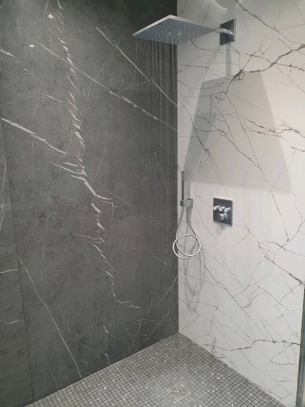 Artisan pour création de salle de bain avec double vasque dans une maison neuve à Villette d Anthon