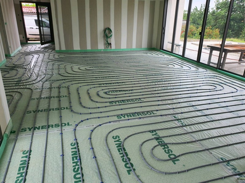 Chauffage par le sol sur isolant projeté