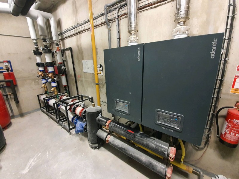 Réalisation d une chaufferie collective à Lyon 7 avec gros ballon d'au chaude de 500 L