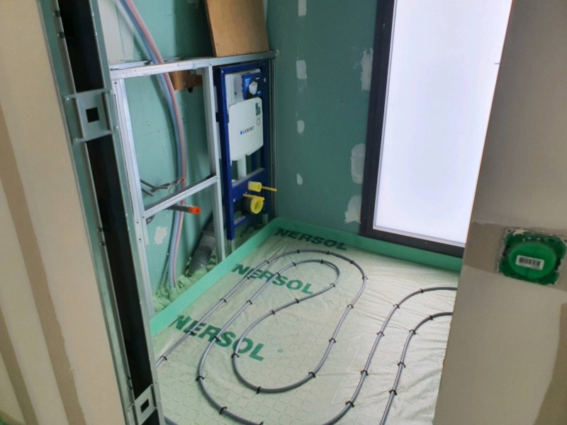 sol de salle de bain en plancher chauffant hydraulique RBM