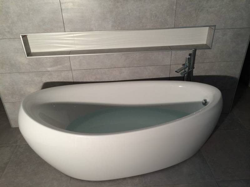 baignoire îlot  en acrylique de marque Jacuzzi avec mitigeur sur pied