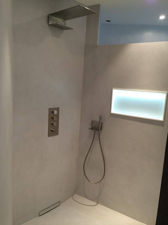 Douche avec bonde encastrée en plinthe Gébérit, mitigeur encastré avec douche de tête cascade haut de gamme Treeme