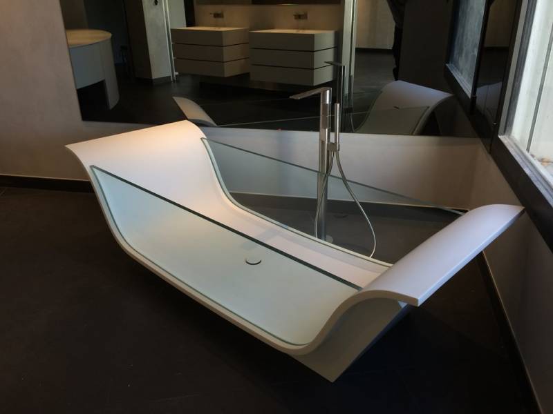 Baignoire îlot en verre et corian à Lyon