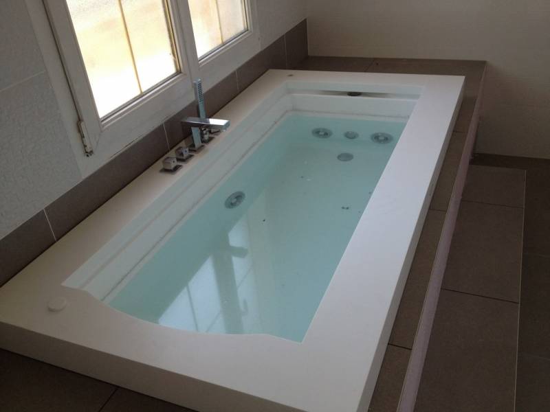 baignoire Jacuzzi balnéothérapie en corian avec mitigeur sur plage 