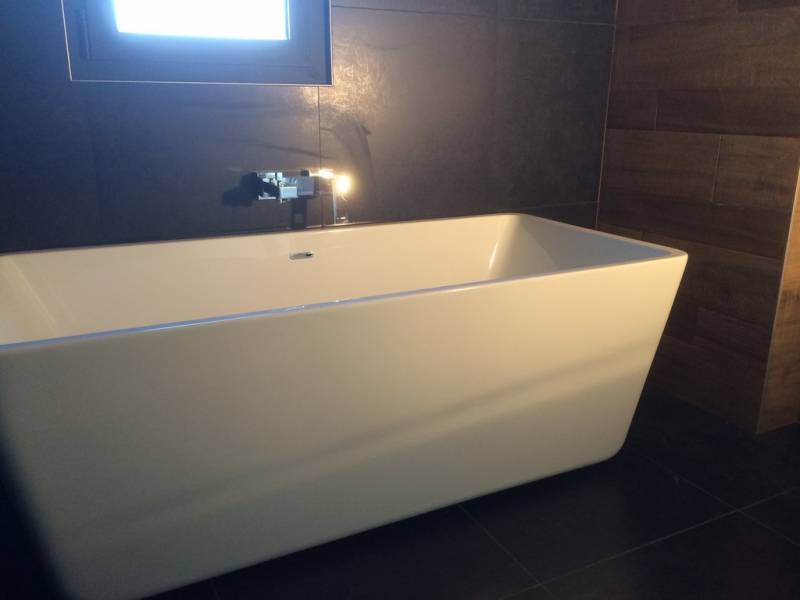 Baignoire acrylique Îlot rectangulaire avec mitigeur Grohé mural thermostatique 