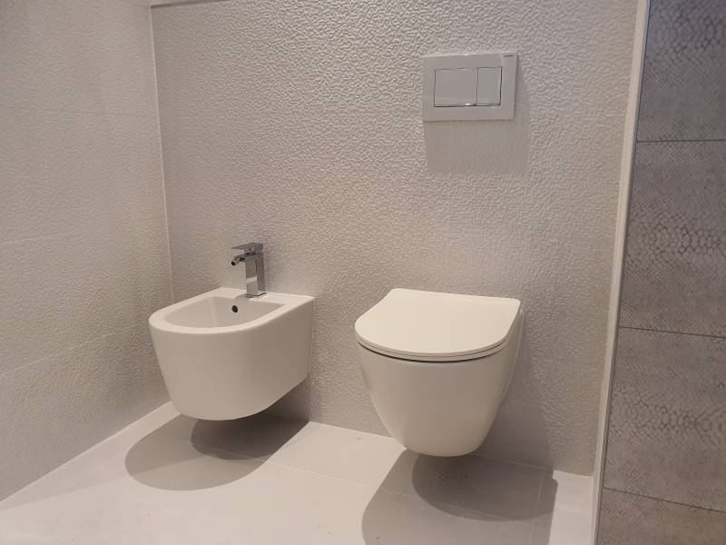 ensemble wc suspendu et bidet suspendu avec bati-support Gébérit